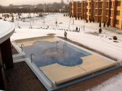 Energiatakarékos; hotel télen is használt medencéjének redőnyös takarása